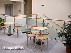 Balustrady nierdzewne, wypełnienie ze szkła bezpiecznego, piaskowanego, pochwyty drewniane!
