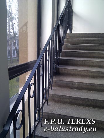 Tanie balustrady malowane proszkowo. Pochwyty z okładziny PVC